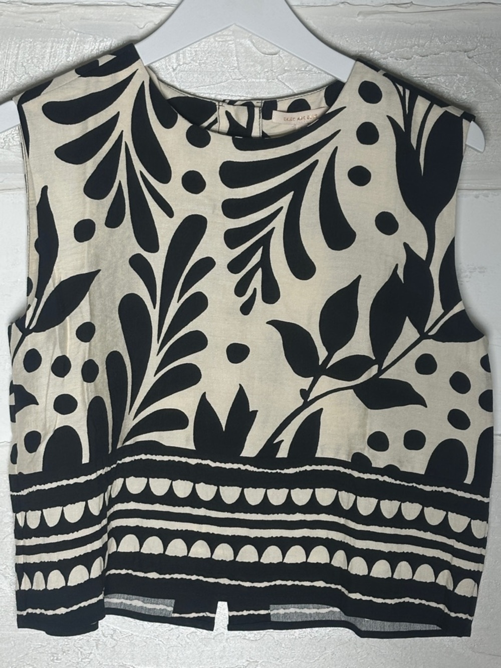 New w tags. Skies are Blue sleeveless top back buttons.